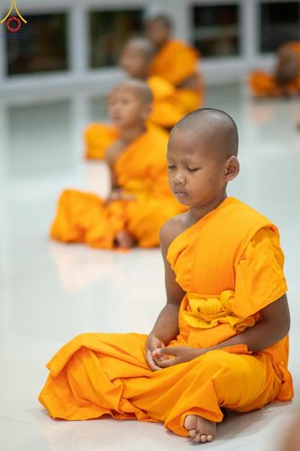 ภาพ No.62010:สามเณรจากศูนย์อบรมเยาวชนสุรินทร์ ออกบิณฑบาต รอบอำเภอเมือง จ.สุรินทร์ ในโครงการบรรพชาสามเณร ฟื้นฟูพระพุทธศาสนาทั่วไทย วันที่ 9 เมษายน พ.ศ. 2567