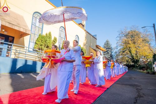 ภาพ No.100909:พิธีทอดกฐินบรมจักรพรรดิสร้างทุกสิ่ง ณ วัดพระธรรมกายออเรกอน ประเทศสหรัฐอเมริกา  วันอาทิตย์ ที่ 26 พฤศจิกายน พ.ศ. 2566