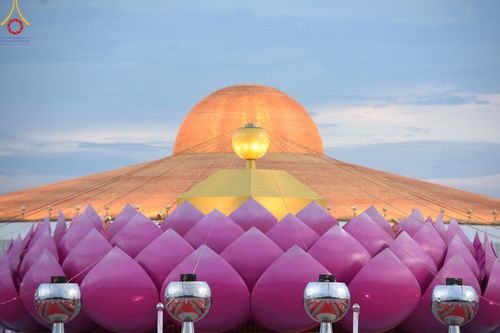 ภาพ No.160544:พิธีจุดประทีป 20,000 ดวง บูชาพระมหาธรรมกายเจดีย์ และบูชาพระมงคลเทพมุนี (สด จนฺทสโร) พระผู้ปราบมาร ณ ลานธรรม พระมหาธรรมกายเจดีย์ วัดพระธรรมกาย จ.ปทุมธานี วันที่ 10 ตุลาคม พ.ศ. 2567