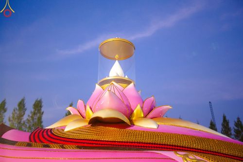 ภาพ No.192919:พิธีตักบาตรพระธรรมยาตรา ณ อนุสรณ์สถานคลองบางนางแท่น อ.สามพราน จ.นครปฐม ในโครงการธรรมยาตรา กตัญญูบูชา มหาปูชนียาจารย์ พระมงคลเทพมุนี(สด จนฺทสโร) พระผู้ปราบมาร อนุสรณ์สถาน 7 แห่ง ปีที่ 13 วันที่ 11 มกราคม พ.ศ.2568