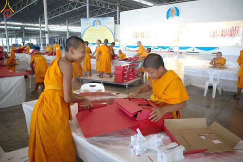 ภาพ No.210835:วันที่ 15 มีนาคม พ.ศ. 2568  บุญบรรจุกล่องไทยธรรม เพื่อถวายแด่พระสังฆาธิการ 40,000 กว่าวัดทั่วไทย ในวันคุ้มครองโลก 22 เมษายน พ.ศ. 2568