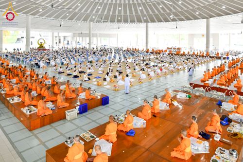 ภาพ No.214703:วันเสาร์ที่ 5 เมษายน พ.ศ. 2568 พิธีถวายภัตตาหารเมนูสวรรค์ "เพื่อการบรรลุธรรม" ณ หอฉันคุณยายอาจารย์ฯ วัดพระธรรมกาย