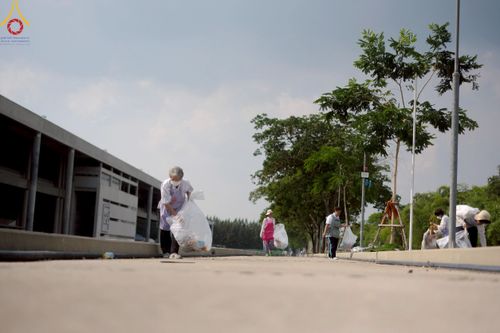 ภาพ No.220427:วันที่ 23-25 เมษายน พ.ศ. 2568 เจ้าหน้าที่และสาธุชนช่วยกัน รับบุญเก็บงานวันคุ้มครองโลก ณ วัดพระธรรมกาย