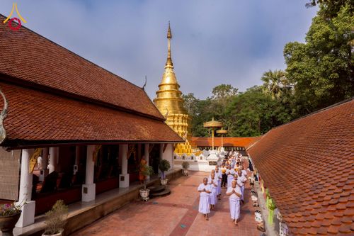 ภาพ No.275823:วันพุธที่ 3 ธันวาคม พ.ศ. 2568 พิธีบรรพชาอุปสมบท โครงการอุปสมบทบูชาธรรมมหาปูชนียาจารย์ ศูนย์อบรม : ศูนย์ส่งเสริมศีลธรรม จ.พะเยา ณ โบราณสถานพระธาตุจอมทอง และ โบสถ์กลางน้ำ วัดพระธาตุศรีโคมคำ อำเภอเมือง จังหวัดพะเยา