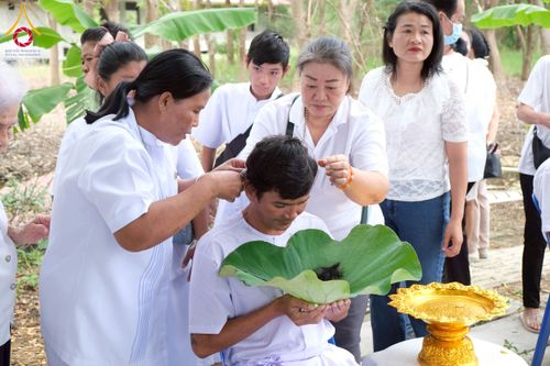 ภาพ No.277890:พิธีตัดปอยผมและปลงผมนาคธรรมทายาท พิธีขอขมาผู้ปกครอง ณ ศูนย์อบรมเยาวชนนครปฐม จ.นครปฐม และพิธีมอบบาตร ผ้าไตร นาคธรรมทายาท พิธีบรรพชา อุปสมบทหมู่ ณ วัดลาดหญ้าไทร จ.นครปฐม