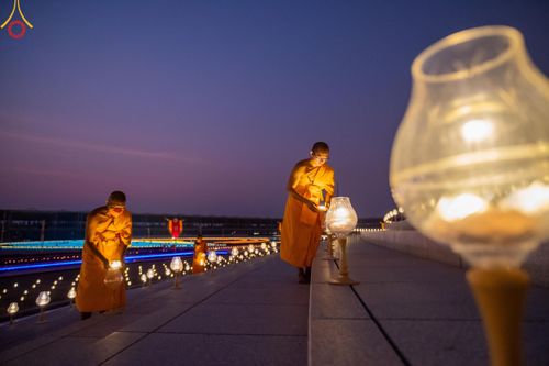 ภาพ No.122181:พิธีจุดประทีปถวายเป็นพุทธบูชา และบูชาธรรมมหาปูชนียาจารย์ พระมงคลเทพมุนี(สด จนฺทสโร) ในโครงการธรรมยาตรา กตัญญูบูชา มหาปูชนียาจารย์ พระมงคลเทพมุนี(สด จนฺทสโร) พระผู้ปราบมาร อนุสรณ์สถาน 7 แห่ง ปีที่ 12 วันที่ 31 มกราคม พ.ศ. 2567 ณ วัดพระธรรมกาย จ.ปทุมธานี (