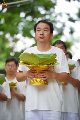 ภาพ No.143841:พิธีตัดปอยผม โครงการอุปสมบทหมู่ พระธรรมทายาทนานาชาติ (ภาษาจีน) รุ่นที่ 19 วันอาทิตย์ที่ 7 กรกฎาคม พ.ศ. 2567 ณ สนามหญ้า หน้าบ้านแก้วอาสาสมัคร วัดพระธรรมกาย