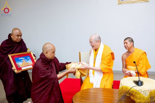 ภาพ No.222337:วันที่ 21 เมษายน พ.ศ. 2568 หลวงพ่อทัตตชีโวต้อนรับคณะสงฆ์ WAB ณ อาคาร 100 ปี คุณยายมหารัตนอุบาสิกาจันทร์ ขนนกยูง วัดพระธรรมกาย