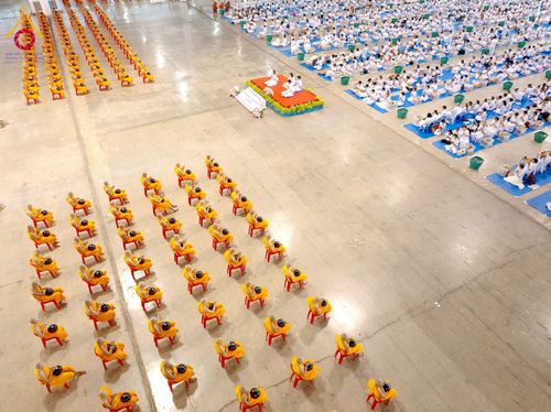 ภาพ No.223303:วันวิสาขบูชา วันอาทิตย์ที่ 11 พฤษภาคม พ.ศ. 2568 พิธีตักบาตร และปฎิบัติธรรม ณ สภาธรรมกายสากล วัดพระธรรมกาย