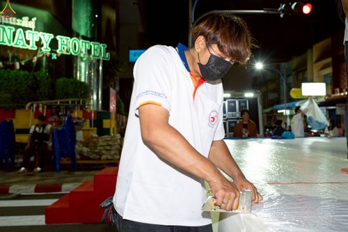 ภาพ No.237300:วันที่ 9-10 สิงหาคม พ.ศ. 2568 การเตรียมงาน เก็บงาน ของเจ้าหน้าที่ทุกสถานะ ในงานมหาสังฆทาน ตักบาตรพระ 10,000 รูป ใจกลางเมืองหาดใหญ่ จ.สงขลา