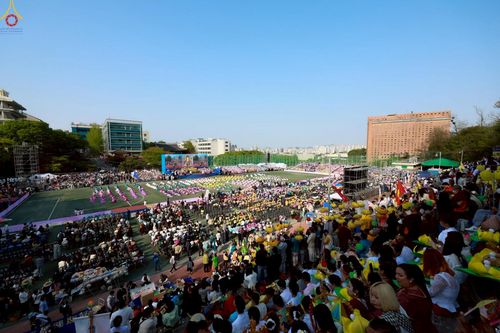 ภาพ No.229519:วันเสาร์ที่ 26 เมษายน พ.ศ. 2568 คณะพระภิกษุสามเณรในโครงการบรรพชาหมู่ 81 รูป  วัดภาวนาโซล ประเทศเกาหลีใต้ ได้ร่วมกับคณะสาธุชนคนไทยในเกาหลีใต้  ร่วมกันเดินขบวนอัญเชิญโคมดอกบัว  เพื่อบูชาแด่องค์สมเด็จพระสัมมาสัมพุทธเจ้า  ในงานเทศกาลวิสาขบูชานานาชาติ ประจำปี