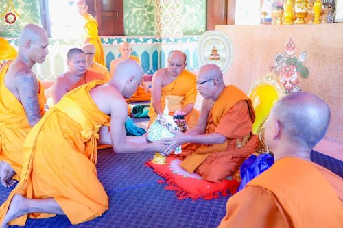 ภาพ No.186418:พิธีตัดปอย ปลงผม เวียนประทักษิณ  มอบบาตรผ้าไตร ขอขมาผู้ปกครอง และพิธีบรรพชาอุปสมบท  โครงการอุปสมบทหมู่บูชาธรรมมหาปูชนียาจารย์  ประจำปี 2567 ณ ศูนย์ปฏิบัติธรรมภาคใต้และวัดคงคาเลียบ อ.บางกล่ำ จ.สงขลา วันอาทิตย์ที่ 8 ธันวาคม พ.ศ. 2567