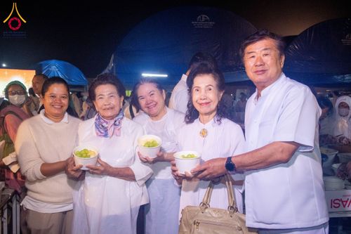 ภาพ No.201765:พิธีถวายภัตตาหารเป็นสังฆทาน แด่พระธรรมยาตรา ณ อนุสรณ์สถานบางปลา วัดบางปลา อำเภอบางเลน จังหวัดนครปฐม ในโครงการธรรมยาตรา กตัญญูบูชา มหาปูชนียาจารย์ พระมงคลเทพมุนี(สด จนฺทสโร) พระผู้ปราบมาร อนุสรณ์สถาน 7 แห่ง ปีที่ 13 วันที่ 26 มกราคม พ.ศ. 2568