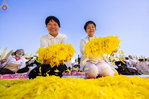 ภาพ No.190576:พิธีต้อนรับพระธรรมยาตรา ณ อนุสรณ์สถาน สถานที่ตั้งมโนปณิธานบวชตลอดชีวิต อนุสรณ์สถานคลองบางนางแท่น อ.สามพราน จ.นครปฐม ในโครงการธรรมยาตรา กตัญญูบูชา มหาปูชนียาจารย์ พระมงคลเทพมุนี(สด จนฺทสโร) พระผู้ปราบมาร อนุสรณ์สถาน 7 แห่ง ปีที่ 13 วันที่ 7 ม.ค.2568