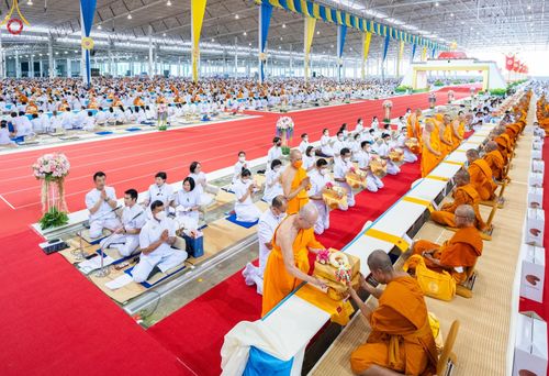 พิธีถวายมหาสังฆทานคณะสงฆ์ 2000 กว่าวัดทั่วประเทศปีที่ 23, พิธีถวายไทยธรรมคณะสงฆ์ 323 วัด 4 จังหวัดชายแดนภาคใต้, พิธีมอบปัจจัยช่วยเหลือครู 4 จังหวัดชายแดนภาคใต้ ณ สภาธรรมกายสากล วัดพระธรรมกาย ในวันสมาธิโลก อาทิตย์ที่ 6 สิงหาคม พ.ศ. 2566