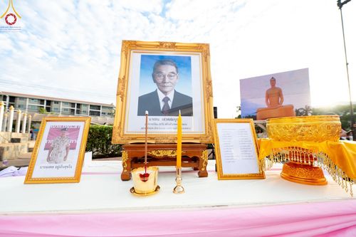 ภาพ No.150762:พิธีเจริญพระพุทธมนต์ และทำบุญตักบาตรแด่คณะสงฆ์ จำนวน 121 รูป เนื่องในโอกาสฉลองครบรอบ 120 ปี อำเภอคลองหลวง จังหวัดปทุมธานี เพื่อถวายเป็นพุทธบูชา ช่วยเหลือผู้ประสบความเดือดร้อนจากอุทกภัย และคณะสงฆ์ 323 วัด 4 จังหวัดชายแดนภาคใต้ วันเสาร์ที่ 31 สิงหาคม พ.ศ. 