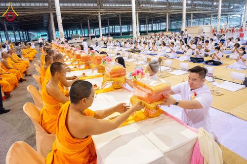 ภาพ No.202266:พิธีถวายภัตตาหารเป็นสังฆทาน แด่พระธรรมยาตรา ณ วัดพระธรรมกาย ตำบลคลองสาม อำเภอคลองหลวง จังหวัดปทุมธานี ในโครงการธรรมยาตรา กตัญญูบูชา มหาปูชนียาจารย์ พระมงคลเทพมุนี(สด จนฺทสโร) พระผู้ปราบมาร อนุสรณ์สถาน 7 แห่ง ปีที่ 13 วันที่ 27 มกราคม พ.ศ. 2568