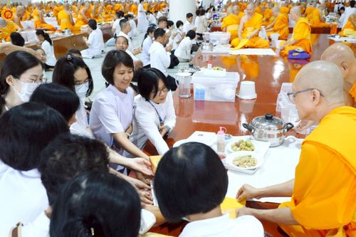 ภาพ No.240039:วันเสาร์ที่ 23 สิงหาคม พ.ศ. 2568 (วันพระ แรม 14 ค่ำ เดือน 9) พิธีบุพเปตพลี ครั้งที่ 169 ร่วมอุทิศบุญแด่หมู่ญาติที่ล่วงลับไปแล้ว และสืบทอดอายุพระพุทธศาสนา ณ หอฉันคุณยายอาจารย์ฯ วัดพระธรรมกาย