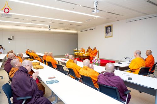 ภาพ No.222999:วันที่ 24 เมษายน พ.ศ. 2568 หลวงพ่อทัตตชีโวต้อนรับคณะสงฆ์ศรีลังกา ณ อาคาร 100 ปี คุณยายมหารัตนอุบาสิกาจันทร์ ขนนกยูง วัดพระธรรมกาย