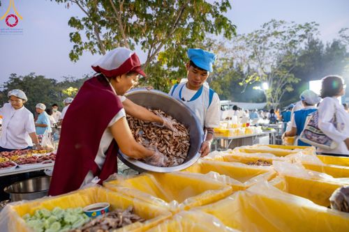 ภาพ No.108415:ถวายภัตตาหารเป็นสังฆทาน แด่คณะพระธรรมยาตราฯ ในโครงการธรรมยาตรากตัญญูบูชา มหาปูชนียาจารย์ พระมงคลเทพมุนี(สด จนฺทสโร) พระผู้ปราบมาร อนุสรณ์สถาน 7 แห่ง ปีที่ 12 วันที่ 7 มกราคม พ.ศ. 2567 ณ อนุสรณ์สถานโลตัสแลนด์ จ.สุพรรณบุรี