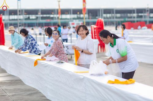 ภาพ No.218901:วันที่ 18-20 เมษายน พ.ศ. 2568 การเตรียมงานในลานธรรม , วิหารคด เพื่องานวันคุ้มครองโลก 22 เมษายน พศ. 2568