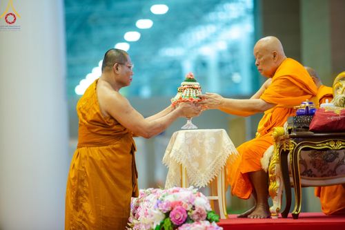 ภาพ No.147014:พิธีมุทิตาสักการะพระภิกษุ ผู้สอบได้เปรียญธรรม 9 ประโยคระดับโลกปีที่ 36, พิธีมอบโล่เกียรติยศและทุนการศึกษา สำนักเรียนบาลีดีเด่นทั่วประเทศ, พิธีถวายมหาสังฆทานคณะสงฆ์ 2,000 กว่าวัด ทั่วประเทศ ปีที่ 24, พิธีถวายไทยธรรมคณะสงฆ์ 323 วัด 4 จังหวัดชายแดนภาคใต้
