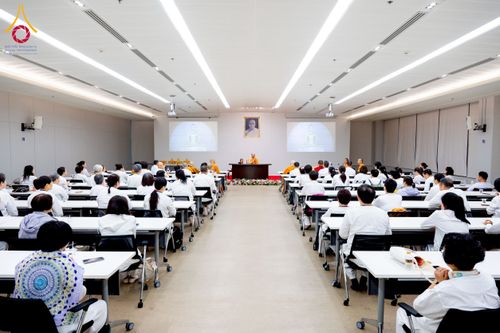 ภาพ No.222479:วันที่ 21 เมษายน พ.ศ. 2568 หลวงพ่อทัตตชีโวต้อนรับคณะสงฆ์จีน ณ อาคาร 100 ปี คุณยายมหารัตนอุบาสิกาจันทร์ ขนนกยูง วัดพระธรรมกาย