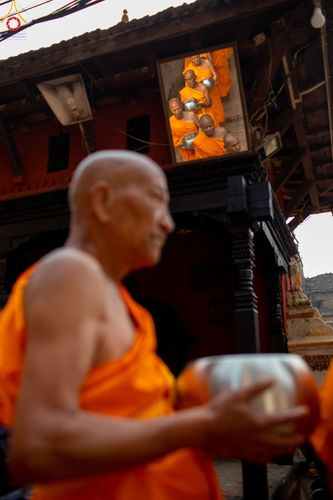 ภาพ No.80194:สามเณรในโครงการบรรพชาสามเณรหมู่ รับบิณฑบาตจากญาติโยมสาธชุน บริเวณชุมชน Patan และ Thamel กรุงกาฐมาณฑุ ประเทศเนปาล วันที่ 31 มีนาคม พ.ศ. 2566