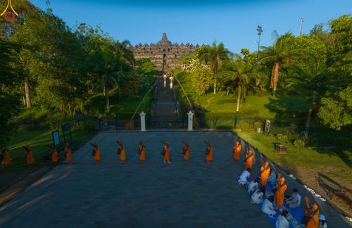 ภาพ No.104089:พิธีเดินธรรมยาตรา สามเณรธรรมทายาทชาวอินโดนีเซียกว่า 1,000 รูป ณ มหาเจดีย์บุโรพุทโธ ประเทศอินโดนีเซีย ในวันที่ 21 ธันวาคม พ.ศ. 2566