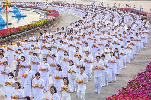 ภาพ No.133679:พิธีเวียนประทักษิณและพิธีวันทาเจดีย์ โครงการบรรพชาสามเณร ฟื้นฟูพระพุทธศาสนาทั่วไทย ณ วัดพระธรรมกาย วันเสาร์ที่ 6 เมษายน พ.ศ. 2567