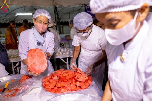 ภาพ No.116243:พิธีถวายภัตตาหารเป็นสังฆทาน แด่คณะพระธรรมยาตรา ปีที่ 12 วันที่ 21 มกราคม พ.ศ. 2567 ณ วัดโบสถ์(บน) บางคูเวียง จ.นนทบุรี