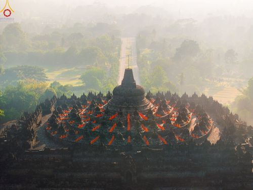 ภาพ No.105122:สามเณรธรรมทายาทชาวอินโดนีเซียกว่า 1,000 รูป นั่งสมาธิ และเวียนประทักษิณ ณ มหาเจดีย์บุโรพุทโธ ประเทศอินโดนีเซีย ในวันที่ 26 ธันวาคม พ.ศ. 2566