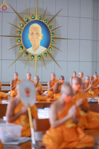 ภาพ No.91512:พิธีบุพเปตพลี ครั้งที่ 142 ร่วมอุทิศบุญแด่หมู่ญาติที่ล่วงลับไปแล้ว และสืบทอดอายุพระพุทธศาสนา วันอาทิตย์ที่ 29 ตุลาคม พ.ศ. 2566 (วันพระขึ้น 15 ค่ำ เดือน 11) ณ หอฉันคุณยายอาจารย์ฯ วัดพระธรรมกาย