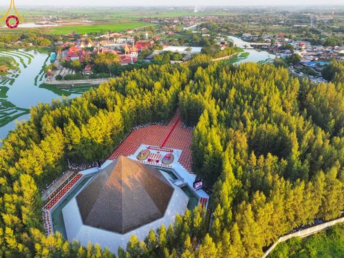 ภาพ No.107078:พิธีจุดประทีปถวายเป็นพุทธบูชา และบูชาธรรมมหาปูชนียาจารย์ ในโครงการธรรมยาตรากตัญญูบูชา มหาปูชนียาจารย์ พระมงคลเทพมุนี(สด จนฺทสโร) พระผู้ปราบมาร  อนุสรณ์สถาน 7 แห่ง ปีที่ 12  วันที่ 6 มกราคม พ.ศ. 2567 ณ อนุสรณ์สถานมหาวิหารพระมงคลเทพมุนี อ.สองพี่น้อง จ.สุพร