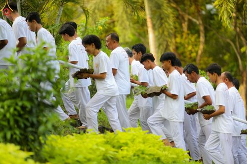 ภาพ No.102726:พิธีตัดปอยผม และปลงผมธรรมทายาท ชาวอินโดนีเซียกว่า 1,000 คน ณ มหาเจดีย์บุโรพุทโธ ประเทศอินโดนีเซีย อบรมระหว่างวันที่ 16-28 ธันวาคม พ.ศ. 2566