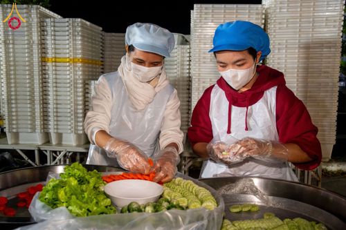 ภาพ No.194333:พิธีถวายภัตตาหารเป็นสังฆทาน แด่พระธรรมยาตรา ณ อนุสรณ์สถานมหาวิหารพระมงคลเทพมุนี (โลตัสแลนด์) อ.สองพี่น้อง จ.สุพรรณบุรี ในโครงการธรรมยาตรา กตัญญูบูชา มหาปูชนียาจารย์ พระมงคลเทพมุนี(สด จนฺทสโร) พระผู้ปราบมาร ปีที่ 13 วันที่ 13 มกราคม พ.ศ.2568