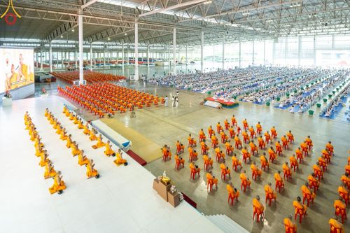 ภาพ No.149865:พิธีตักบาตร , พิธีปฎิบัติธรรม , พิธีถวายภัตตาหารเมนูสวรรค์ ในพรรษาแห่งการเข้าถึงธรรม วันธรรมชัย วันอังคารที่ 27 สิงหาคม พ.ศ.2567 ณ สภาธรรมกายสากล วัดพระธรรมกาย