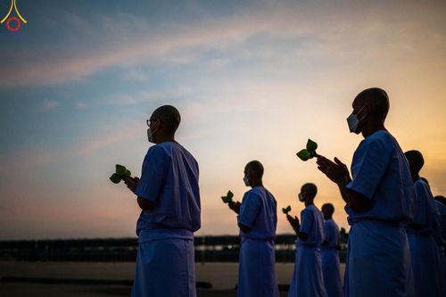 ภาพ No.101384:พิธีเวียนประทักษิณ, พิธีวันทาเจดีย์, พิธีขอขมาและมอบผ้าไตร ในโครงการอุปสมบทหมู่ รุ่นบูชาธรรมมหาปูชนียาจารย์ ณ วัดพระธรรมกาย ในวันที่ 9 ธันวาคม พ.ศ. 2566