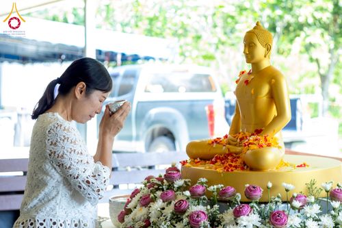 ภาพ No.218012:วันอาทิตย์ที่ 13 เมษายน พ.ศ. 2568 พิธีตักบาตรฉลองสามเณรใหม่ 75 รูป เนื่องในวันสงกรานต์ (โครงการบรรพชาสามเณรฟื้นฟูพระพุทธศาสนาทั่วไทย ประจำปีพุทธศักราช 2568) ณ ศูนย์ปฏิบัติธรรมระยอง(บ้านช่องลม) ตำบลบางบุตร อำเภอบ้านค่าย จังหวัดระยอง