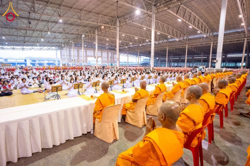 ภาพ No.204250:พิธีถวายภัตตาหารเป็นสังฆทาน แด่พระธรรมยาตรา ณ วัดพระธรรมกาย ตำบลคลองสาม อำเภอคลองหลวง จังหวัดปทุมธานี ในโครงการธรรมยาตรา กตัญญูบูชา มหาปูชนียาจารย์ พระมงคลเทพมุนี(สด จนฺทสโร) พระผู้ปราบมาร อนุสรณ์สถาน 7 แห่ง ปีที่ 13 วันที่ 31 มกราคม พ.ศ. 2568