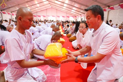 ภาพ No.103062:พิธีขอขมา มอบบาตรและผ้าไตร ธรรมทายาทชาวอินโดนีเซียกว่า 1,000 คน ณ มหาเจดีย์บุโรพุทโธ ประเทศอินโดนีเซีย ในวันที่ 19 ธันวาคม พ.ศ. 2566