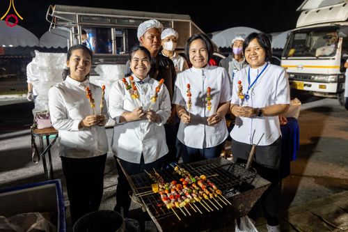 ภาพ No.111810:พิธีถวายภัตตาหารเป็นสังฆทาน แด่คณะพระธรรมยาตราฯ ในโครงการธรรมยาตรา กตัญญูบูชา มหาปูชนียาจารย์ พระมงคลเทพมุนี(สด จนฺทสโร) พระผู้ปราบมาร อนุสรณ์สถาน 7 แห่ง ปีที่ 12 วันที่ 14 มกราคม พ.ศ. 2567 ณ อนุสรณ์สถานมหาวิหารพระมงคลเทพมุนี  (โลตัสแลนด์) อ.สองพี่น้อง จ