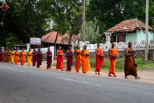 ภาพ No.139375:พิธีตักบาตรรอบเมืองดัมบุลล่า เทศกาลวิสาขบูชาแห่งชาติ ศรีลังกา เมื่อวันที่ 16 พฤษภาคมที่ผ่านมา คณะสงฆ์จากวัดพระธรรมกาย และคณะพระภิกษุสามเณรศรีลังกา ในโครงการสยาม-ลังกา ธรรมยาตรา ฉลองเทศกาลวิสาขบูชาแห่งชาติ ศรีลังกา บูชาธรรม 80 ปีหลวงพ่อธัมมชโย