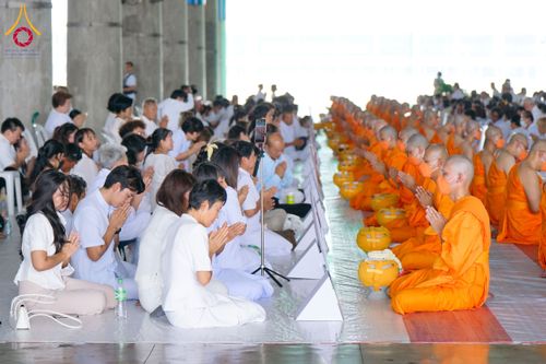 ภาพ No.62520:พิธีถวายบาตรเเละไทยธรรม ในโครงการอุปสมบทหมู่ บูชาธรรมหลวงพ่อธัมมชโย พ.ศ.2567 ณ ลานธรรม พระมหาธรรมกายเจดีย์ วันที่ 13 เมษายน พ.ศ.2567