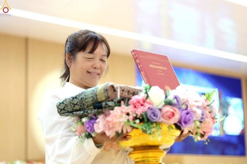 ภาพ No.228281:วันอาทิตย์ที่ 8 มิถุนายน พ.ศ. 2568 พิธีถวายทุนสนับสนุนพระไตรปิฎกฉบับธรรมชัย และอนุรักษ์คัมภีร์โบราณ ณ ห้องแก้วสารพัดนึก 2 วัดพระธรรมกาย