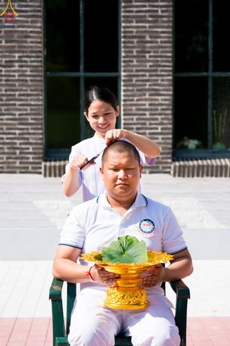 ภาพ No.83317:พิธีตัดปอยผมธรรมทายาทและฝากตัวเป็นศิษย์ ในโครงการอบรมพระธรรมทายาททวีปยุโรป รุ่นที่ 9 วันพุธที่ 12 มิถุนายน พ.ศ. 2566 ณ วัดพระธรรมกายเบเนลักซ์ ประเทศเบลเยี่ยม