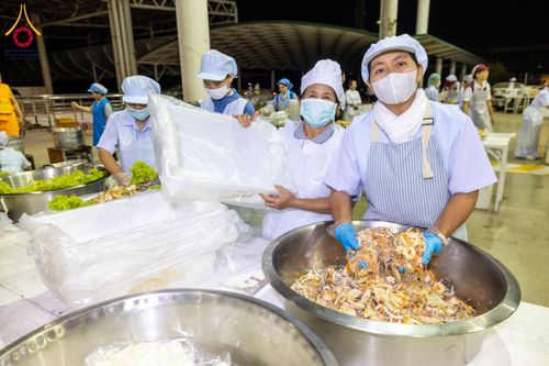 ภาพ No.203634:พิธีถวายภัตตาหารเป็นสังฆทาน แด่พระธรรมยาตรา ณ วัดพระธรรมกาย ตำบลคลองสาม อำเภอคลองหลวง จังหวัดปทุมธานี ในโครงการธรรมยาตรา กตัญญูบูชา มหาปูชนียาจารย์ พระมงคลเทพมุนี(สด จนฺทสโร) พระผู้ปราบมาร อนุสรณ์สถาน 7 แห่ง ปีที่ 13 วันที่ 30 มกราคม พ.ศ. 2568