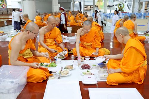 ภาพ No.230382:วันที่ 28 มิถุนายน พ.ศ. 2568 พิธีถวายภัตตาหารเมนูสวรรค์ เพื่อการบรรลุธรรม ณ หอฉันคุณยายอาจารย์ฯ วัดพระธรรมกาย