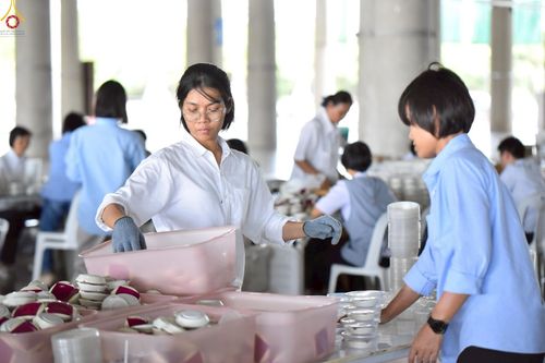 ภาพ No.239944:วันที่ 20-23 สิงหาคม พ.ศ. 2568 การเตรียมงานวันธรรมชัย ใส่ถ่านประทีป LED ที่วิหารคด 7 และ 25 วัดพระธรรมกาย