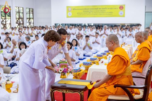 ภาพ No.160762:พิธีเจริญพระพุทธมนต์ และปิดแผ่นทองรูปเหมือน พระเดชพระคุณพระมงคลเทพมุนี (สด จนฺทสโร) พระผู้ปราบมาร จำนวน 3 องค์ วันเสาร์ที่ 5 ตุลาคม พ.ศ. 2567 ณ อาคารปลูกศรัทธา 2 (ชานชลาเดิม) วัดพระธรรมกาย อ.คลองหลวง จ.ปทุมธานี